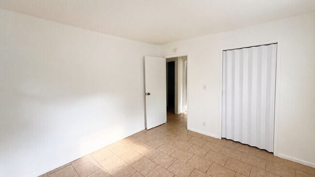 Building Photo - WEST SIDE 3 BEDROOM RANCH HOME AVAILABLE NOW!