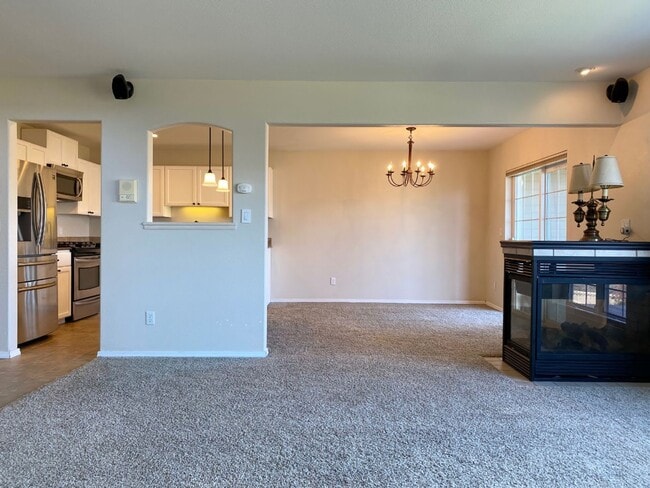 Building Photo - Rare Columbia Riverfront Townhome