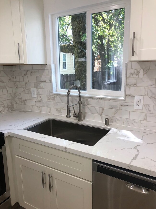 Building Photo - 3BD Townhome in Windsor | Private Yard + Garage | Walk to Shops + Wine Country