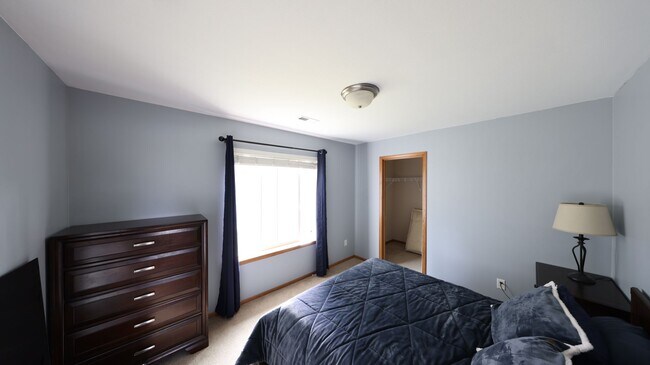 Building Photo - 5 Bed 2.5 Bath - Group - Dog Friendly - Fu...