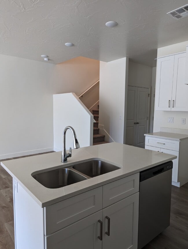 Building Photo - Azalea Townhomes Poolside Living 3 Bed 2.5...