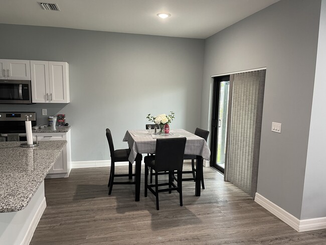 Dining area - 803 Bell Blvd S