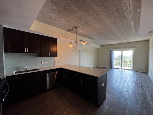 Building Photo - 1323 W Morse Ave