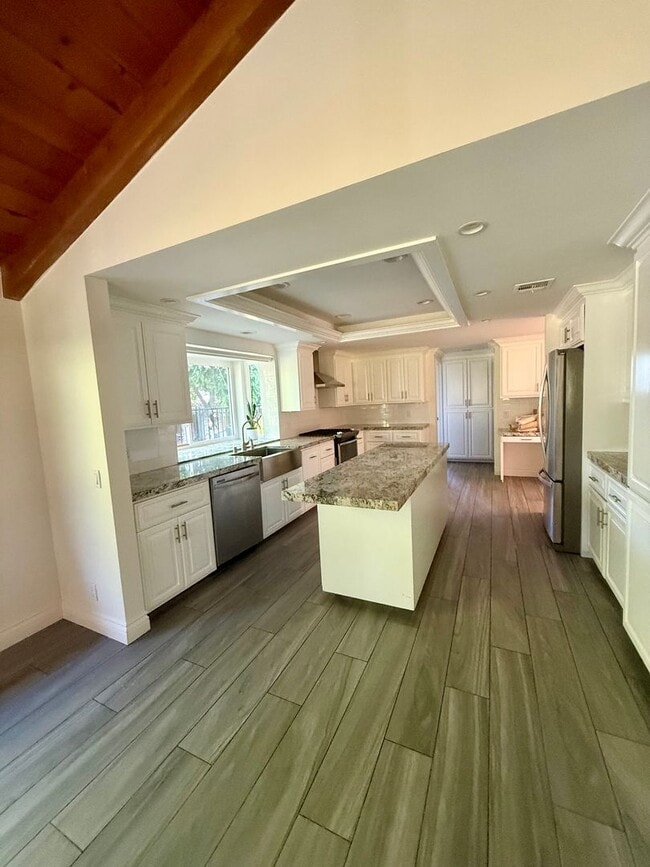 Building Photo - Large 2-story 4 bed, 3 bath on huge lot