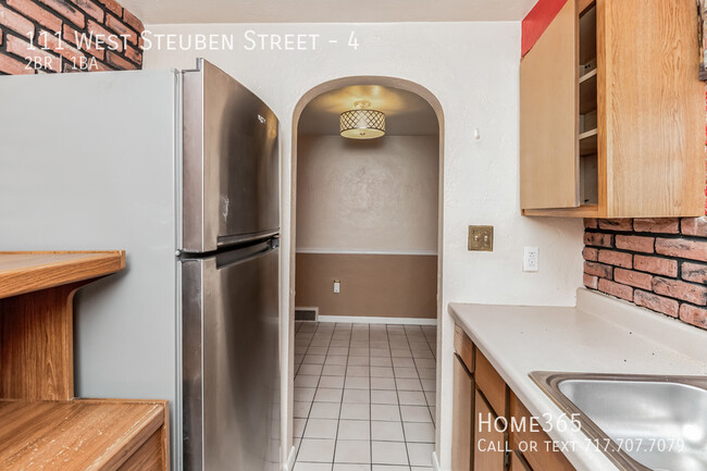 Building Photo - Cozy Urban Living: Charming 2 Bedroom Unit...