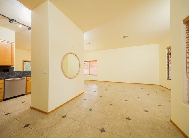 Building Photo - Beautiful Spacious NW home