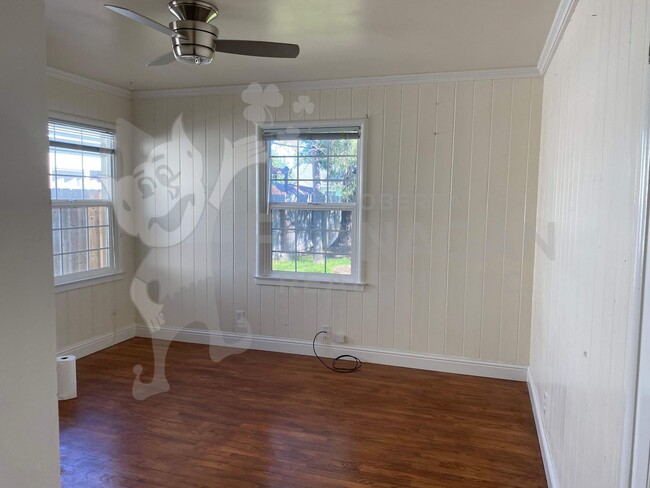 Building Photo - 2 Bedroom/ 1 Bathroom home.