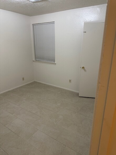 Building Photo - 3719 Tiffany Dr