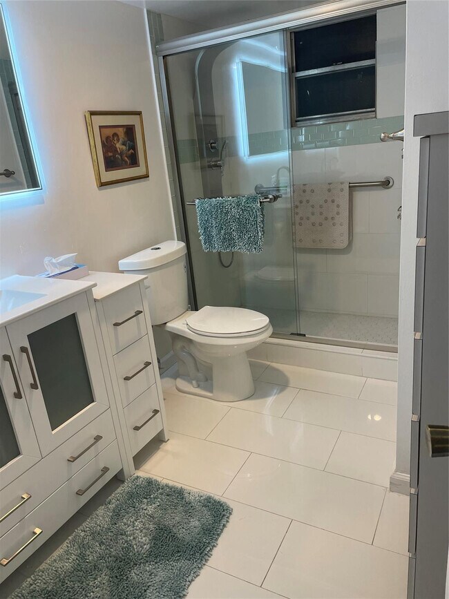 Building Photo - 604 NE 2nd St