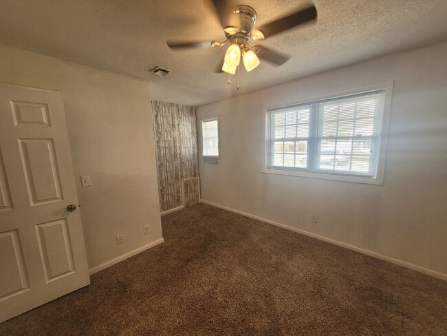 Building Photo - Gorgeous 4 Bedroom Home with Large Fenced Backyard