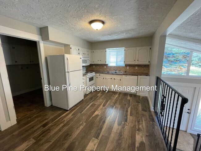 Building Photo - 1201 N Skyline Dr