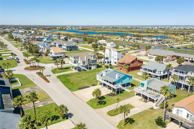 Building Photo - 13638 Pirates Beach Blvd