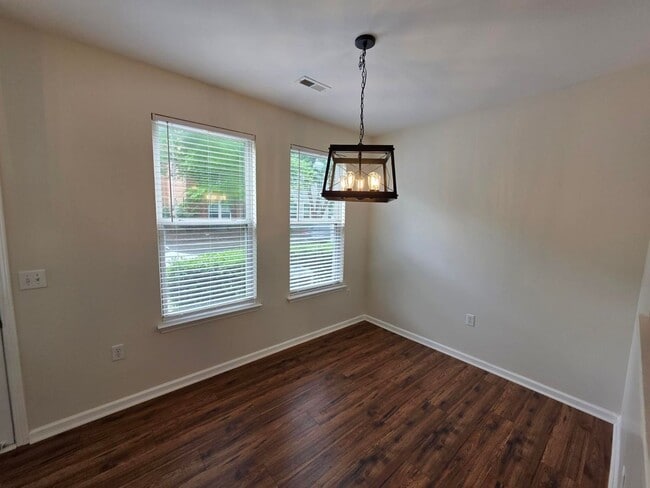 Building Photo - 2 Bedroom/2.5 Bathroom Townhome in First W...