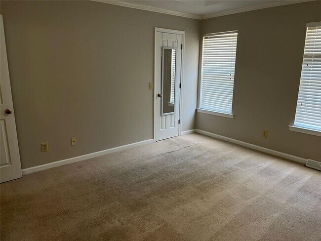 Building Photo - 326 Leafmore Rd SW