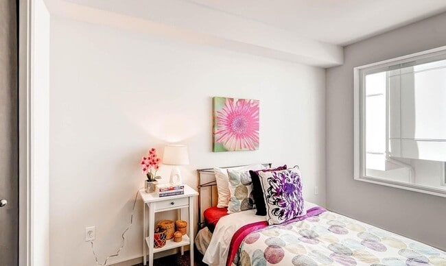 Building Photo - Ballard Townhouse