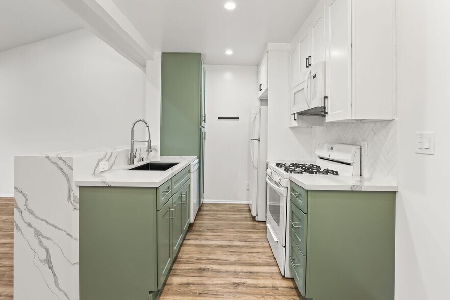 Building Photo - 5500 Lindley Ave