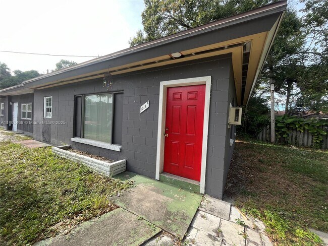 Building Photo - 1017 Chipola Rd