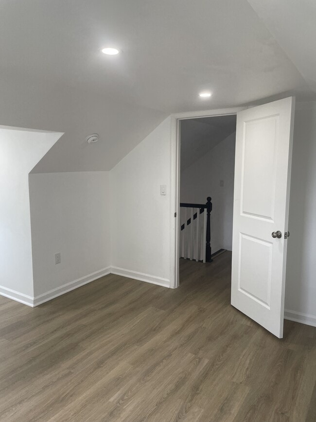 Building Photo - 6906 Kingston Dr
