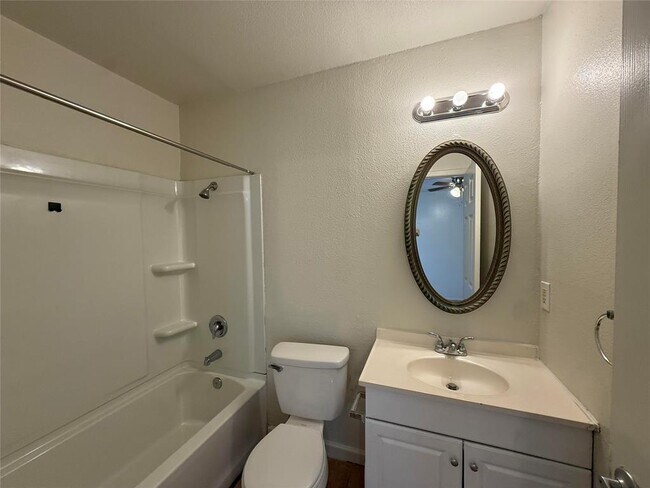 Building Photo - 1109 Village Green Dr