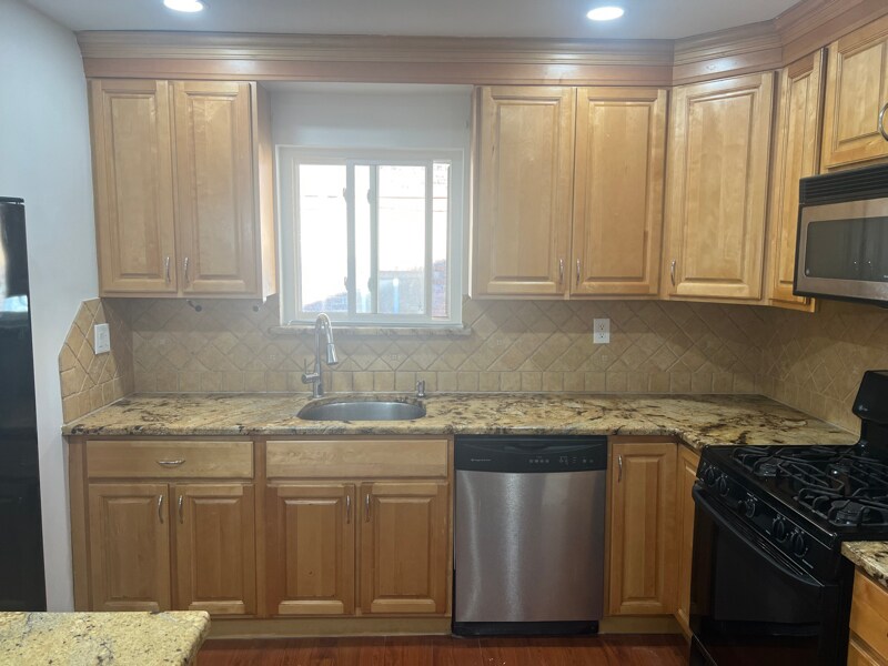 Building Photo - 15139 Beverly Dr