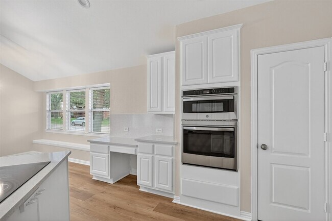 Building Photo - 6864 Bushnell Dr