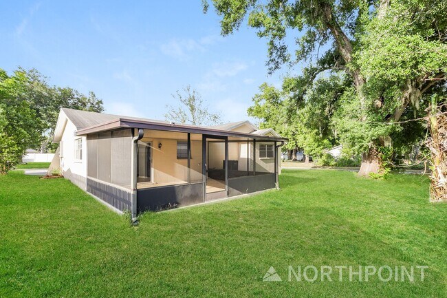 Building Photo - Enchanting Single Family Home | 3 BR/2BA | 1-Car Covered Parking