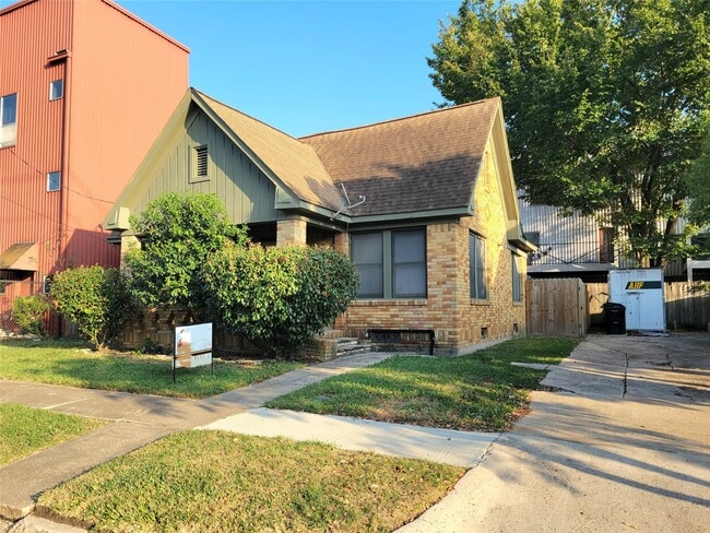 Building Photo - 2811 Chenevert St