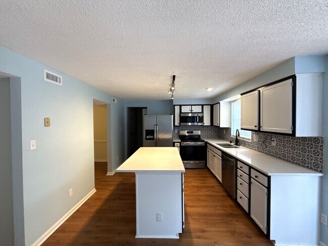 Building Photo - 3-Bedroom Home Close to Ballantyne!