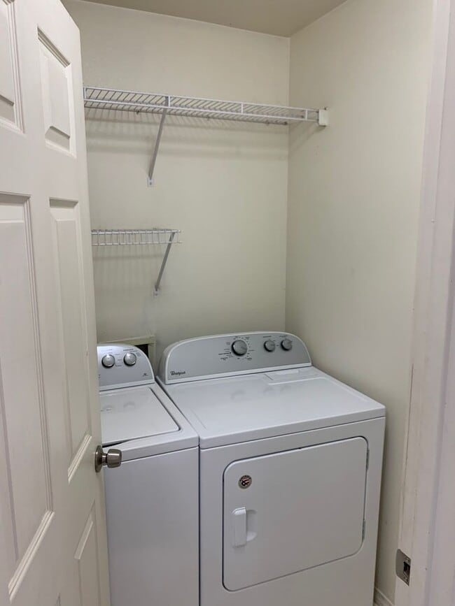 Building Photo - 2 Bedroom Condo with Washer/Dryer in Home