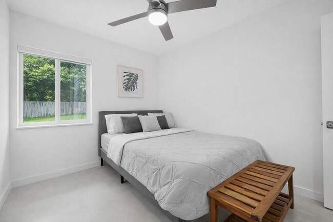 Building Photo - 100 NE 22nd St