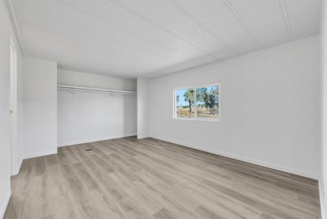 Building Photo - 3 bedroom home in a huge lot