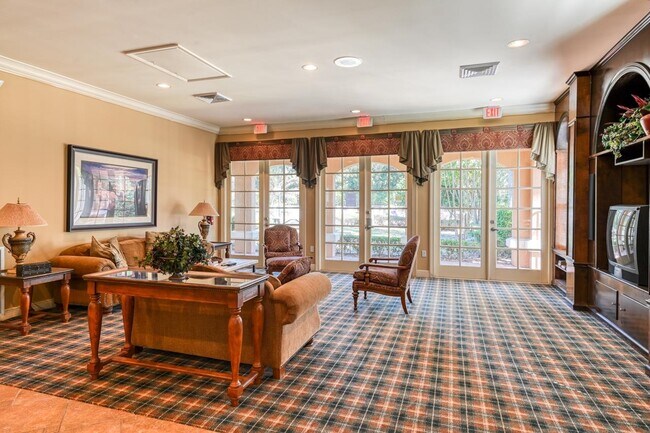 Building Photo - 605 Fairway Dr