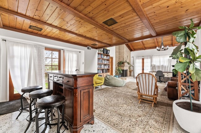 Building Photo - High Ceiling & Morning Light Bedroom