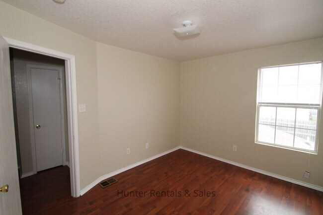 Building Photo - 4504 Jeff Scott Dr
