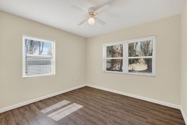 Building Photo - 3 Bedroom Home in Tavares with Large Fenced Backyard