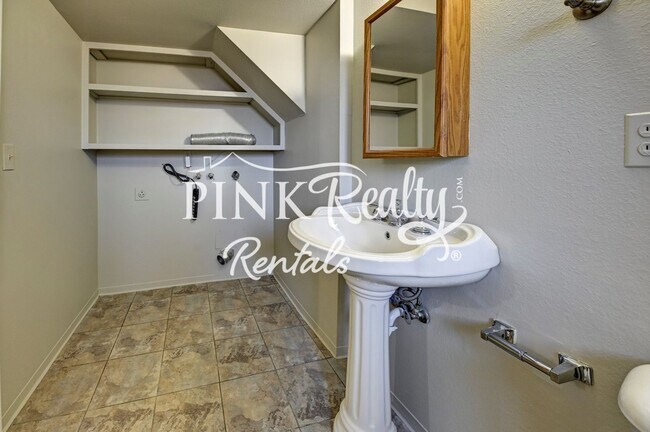 Building Photo - Nice 4 Bedroom Close to Peterson AFB and S...