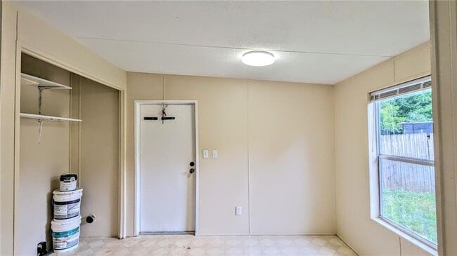 Building Photo - 99 Center Grove Dr