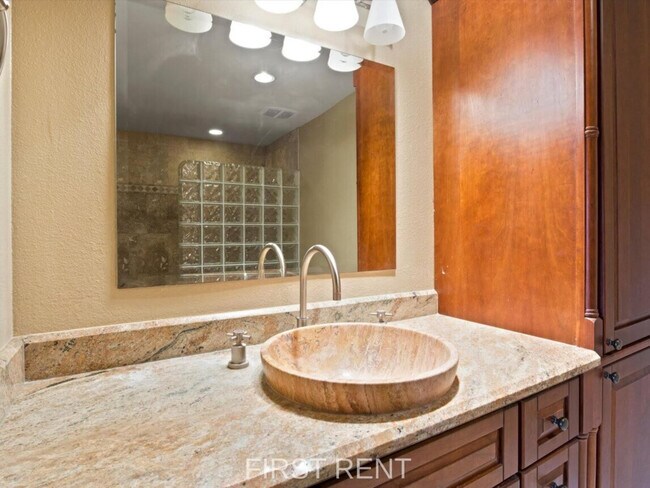 Building Photo - 8642 Villa La Jolla Dr