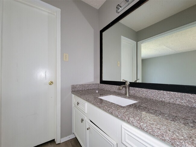 Building Photo - 13611 Ravensway Dr
