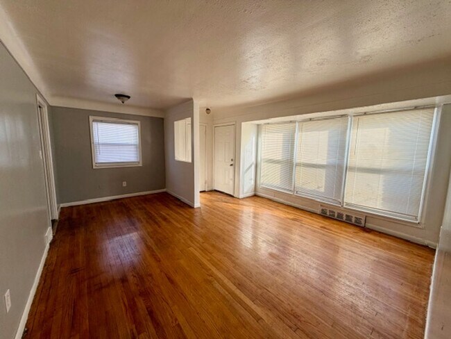 Building Photo - 3 Bedroom 1 and 1/2 Bath Home for Lease. Welcome Section 8