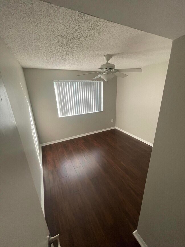 Building Photo - 400 Crestwood Ct N