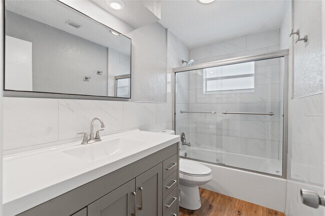 Building Photo - 1960 NW 32nd Ct