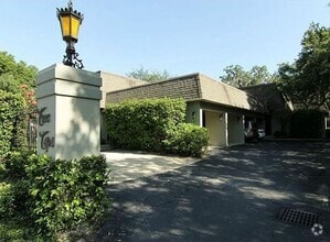Building Photo - Beautifully updated 2 bedroom 2.5 bath tow...