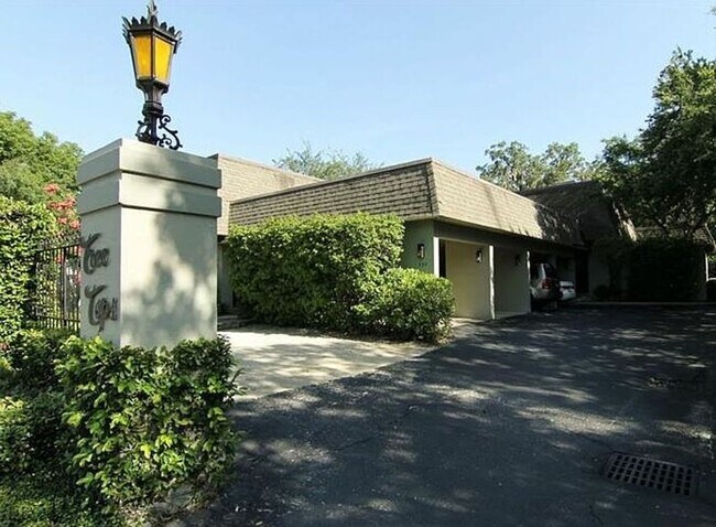 Primary Photo - Beautifully updated 2 bedroom 2.5 bath tow...