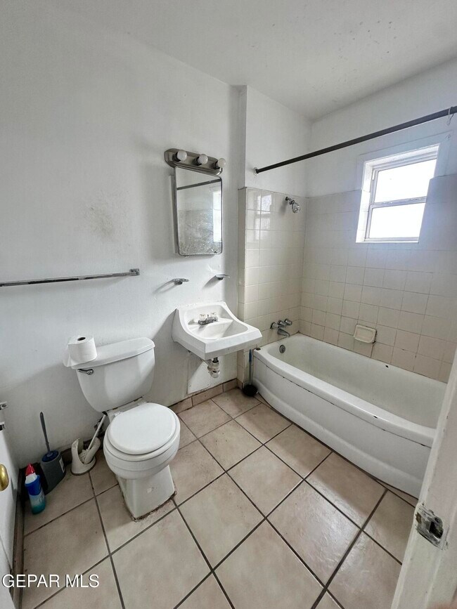 Building Photo - 2606 Sacramento Ave