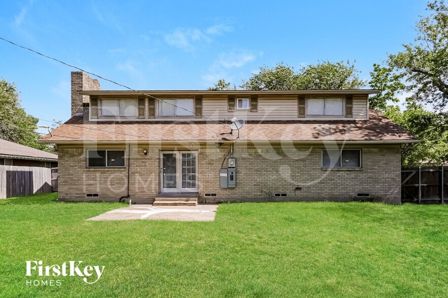 Building Photo - 902 Poinsettia Dr