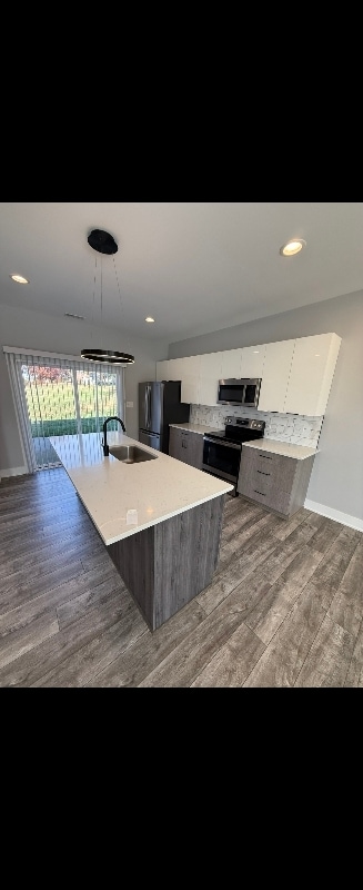 Building Photo - 420 Breezewood Dr