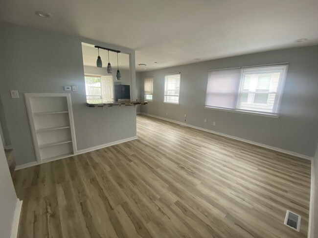 Building Photo - 841 S Addison St