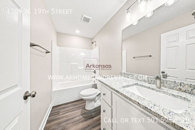 Building Photo - 1309 W 19th St