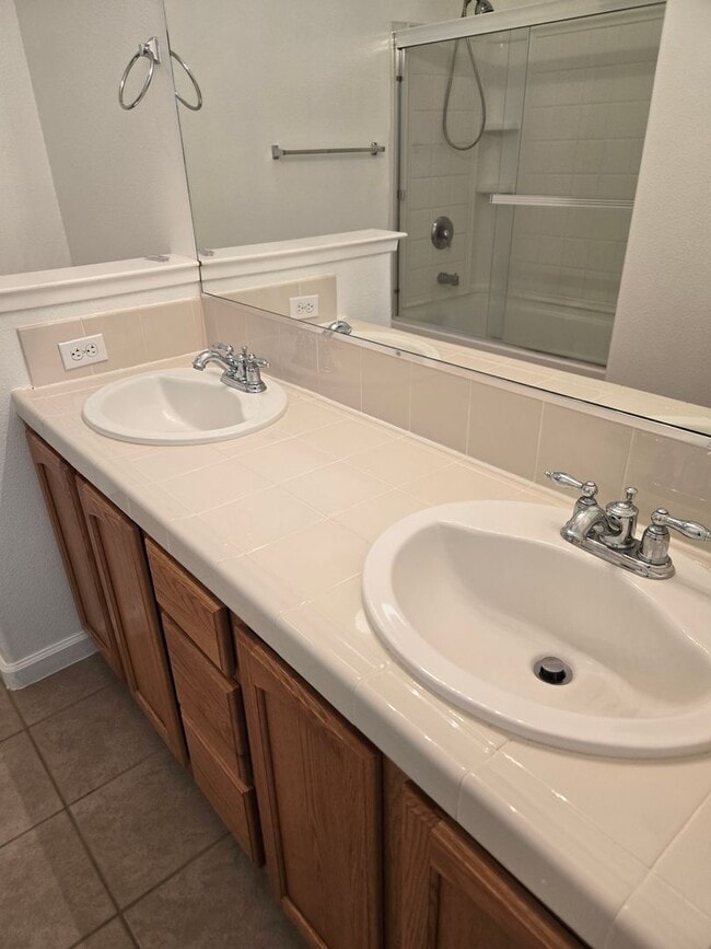Building Photo - Beautiful 3 bedroom!